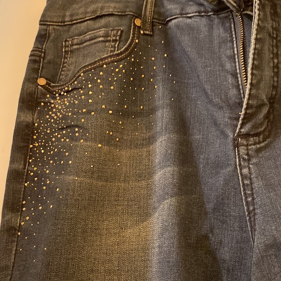 Brand new never worn jeans with sparkle embellishments on front pockets - Picture 3 of 5